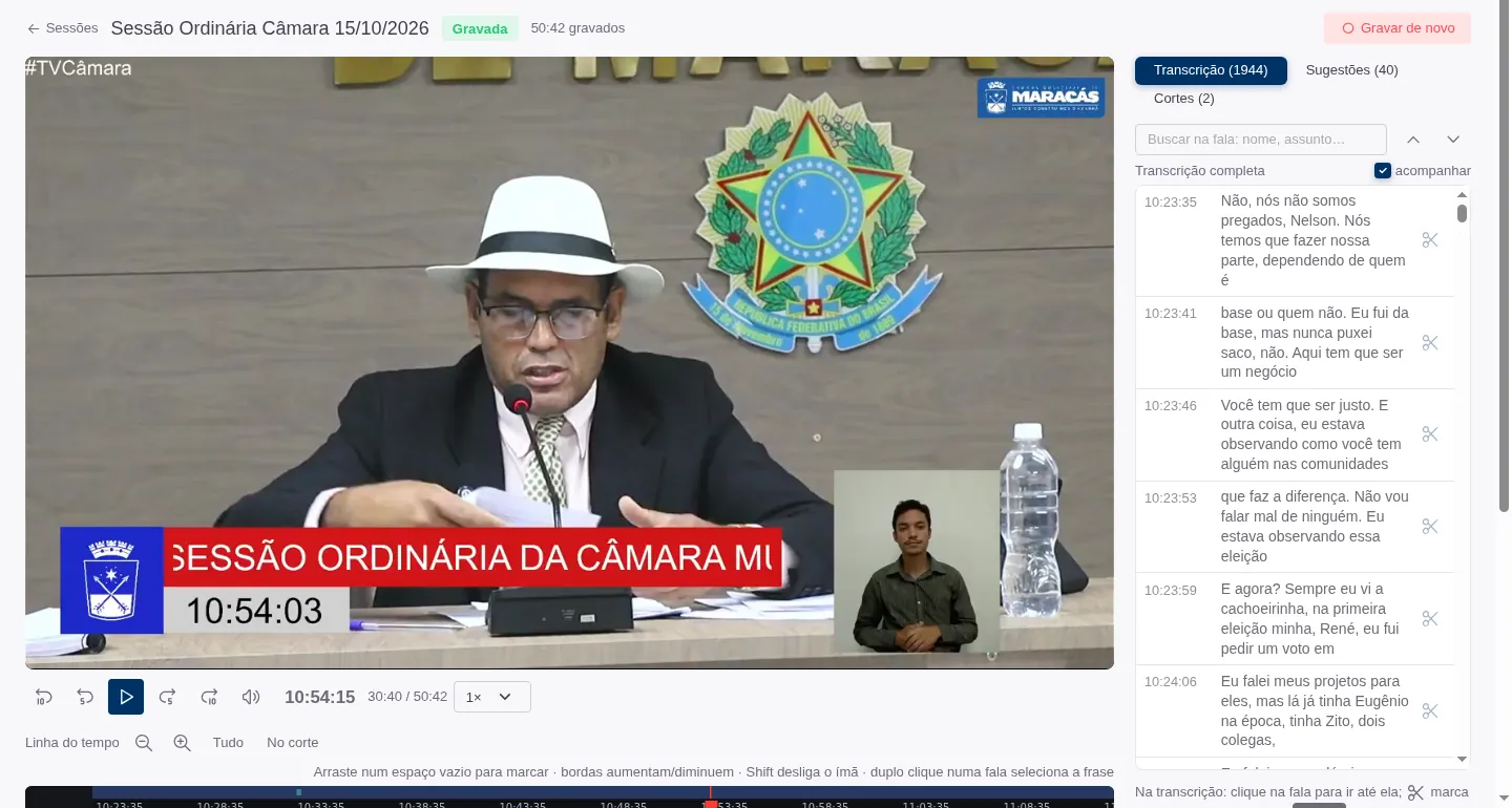 Mesa de corte com a sessão da Câmara Municipal de Maracás e a transcrição ao lado, com horário de cada fala